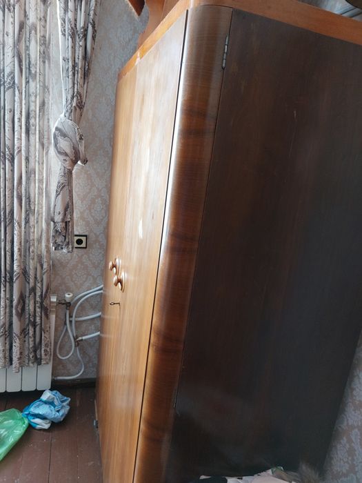 гардероб от орехово дърво от 1960 г.