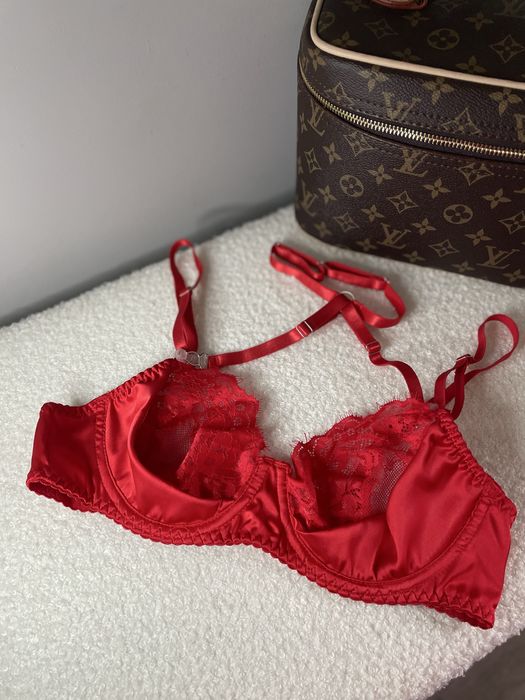 Комплект дамско бельо от сатен с пола и жартиери