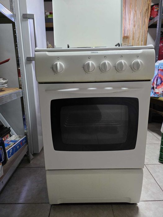 Vând aragaz Zanussi