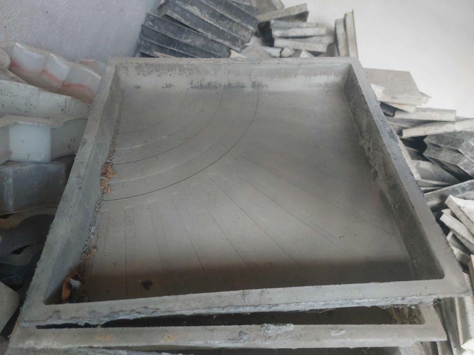 Калъпи за плочки и бордюри