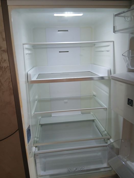 Продавам хладилник Samsung в много добро работно състояние. Уредът фун