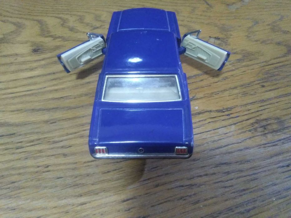 Продаётся игрушечная коллекционная машинка