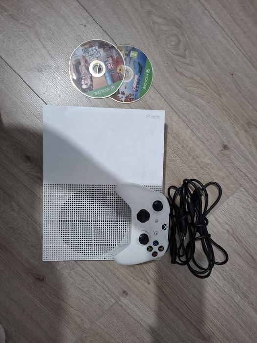 Vând consola xbox One s