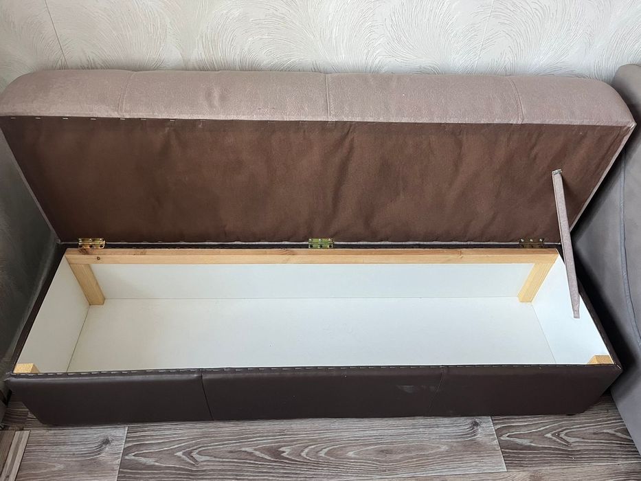 Продам диван с пуфиком. Б/у. Развигается, внутри ящики.