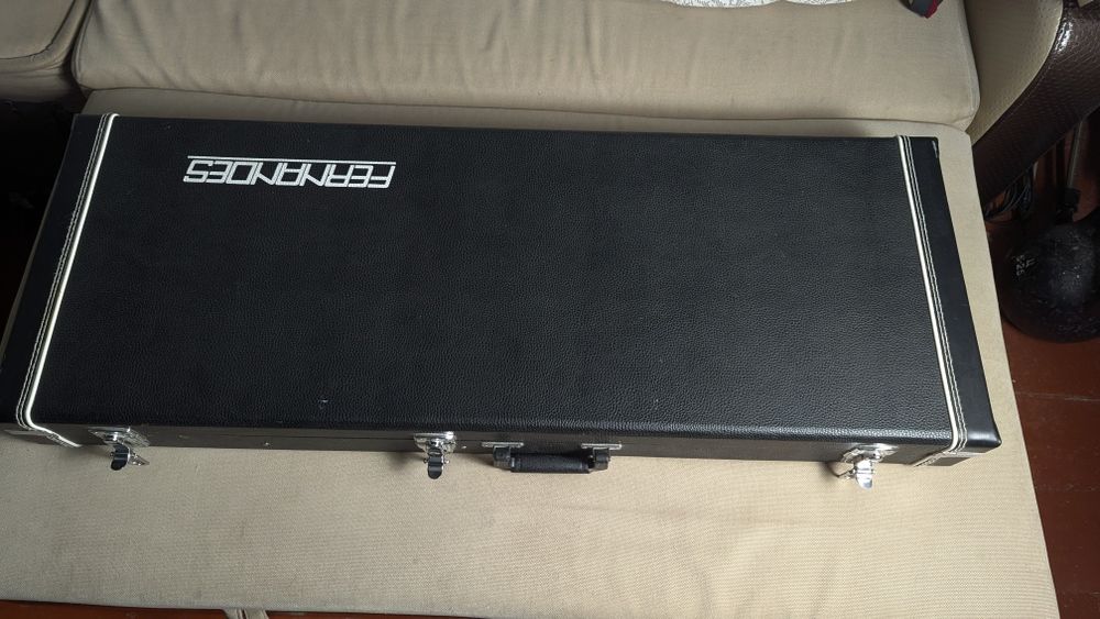 Электрогитара Fernandes и комбоуселитель marshall