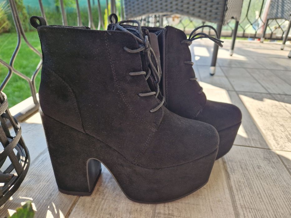 Уникални зимни дамски черни боти на ток 38 и 39 н