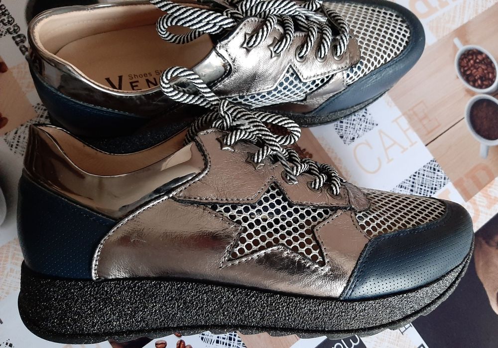 Женские кроссовки и ботинки