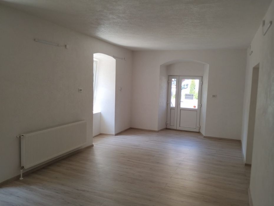 Vând apartament la casă