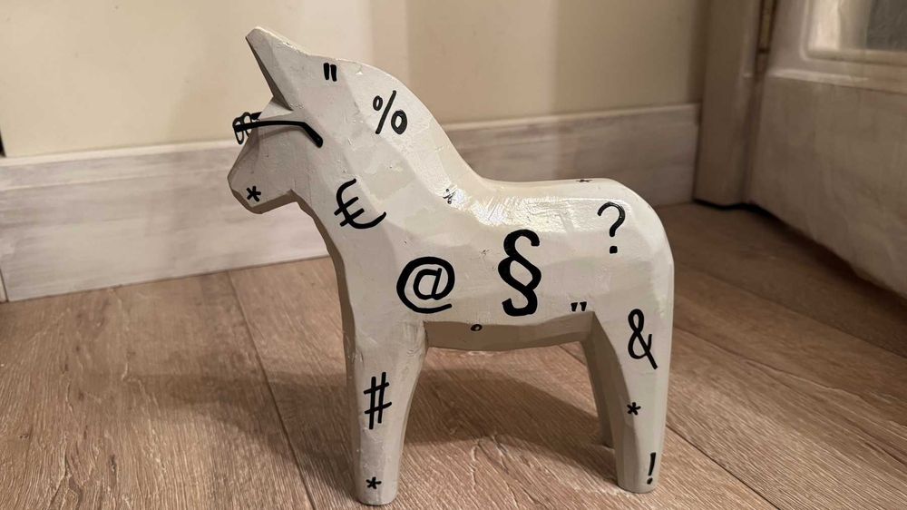 Шведски, винтидж, дървен кон Дала с декорация символи.