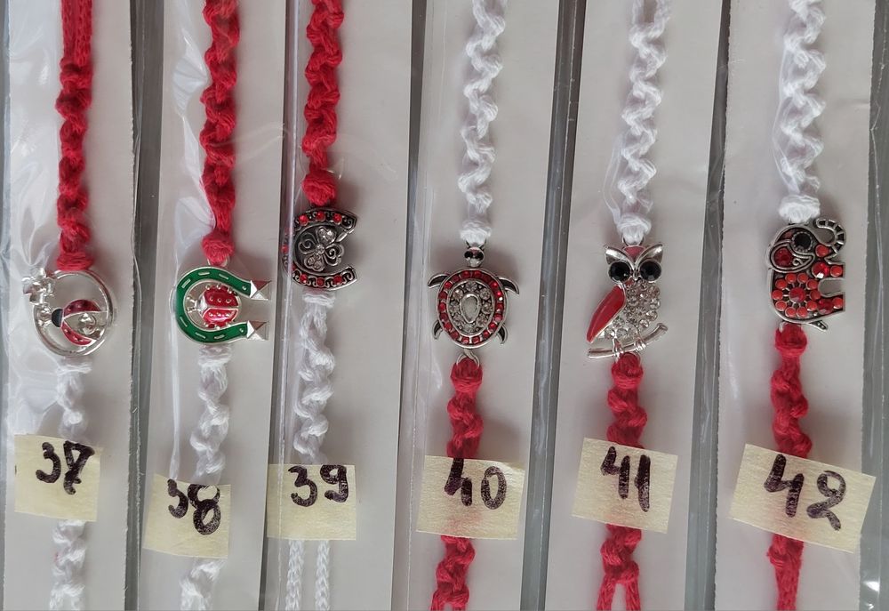 Мартеници на едро