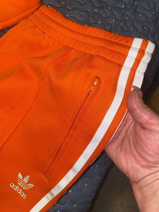 анцуг костюм е ярко оранжев adidas