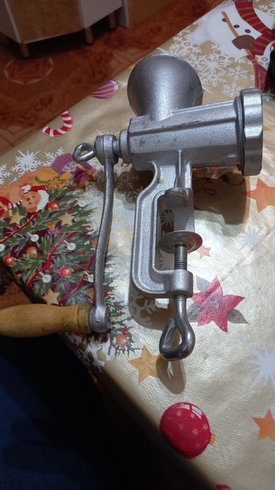 Vand masina de tocat carne metalica,culoare argintie, completa