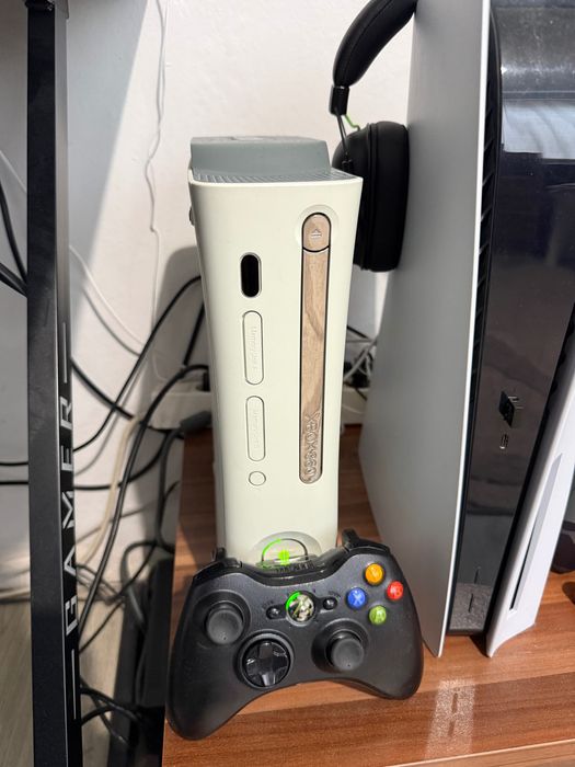 XBOX 360 + ДВА КОНТРОЛЕРА И 7 ИГРИ