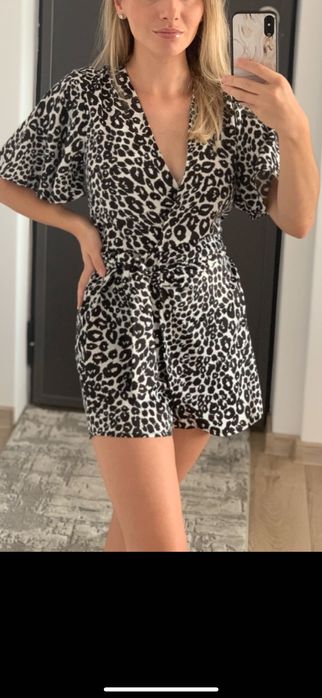 Salopeta cu pantaloni scurți