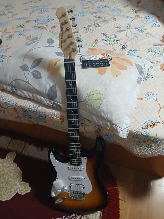 Vând chitara donner