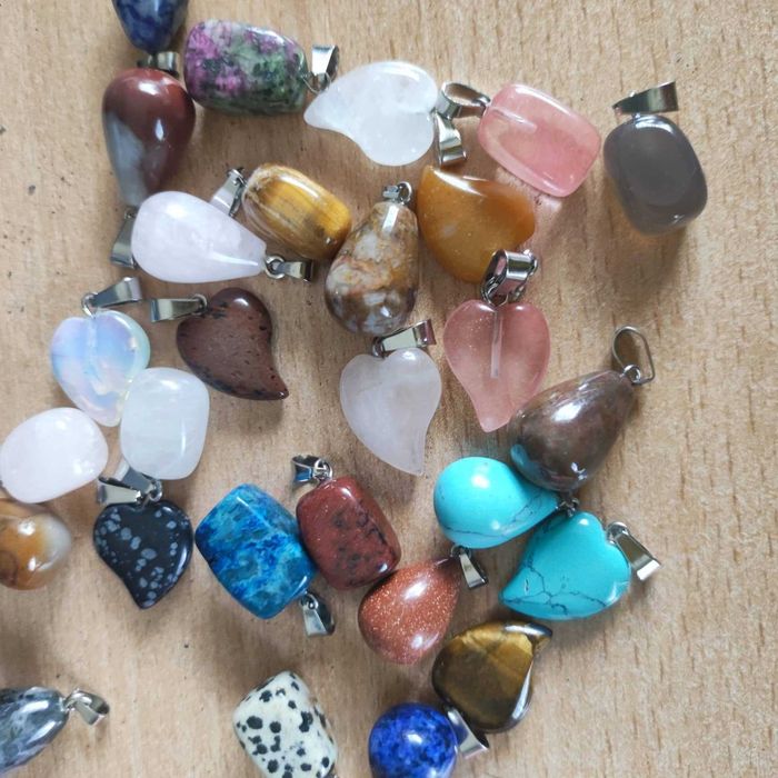 Различни модели висулки от естествен камък