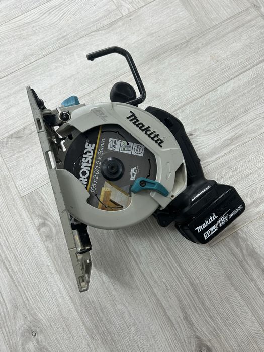 Makita DHS 680 circular de mana