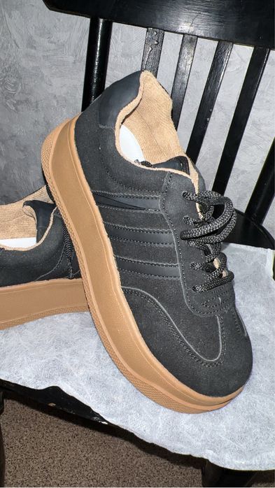 Продам новые кроссовки