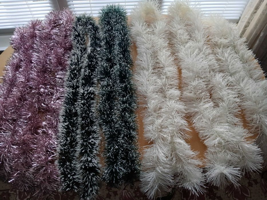 Коледни играчки и гирлянди