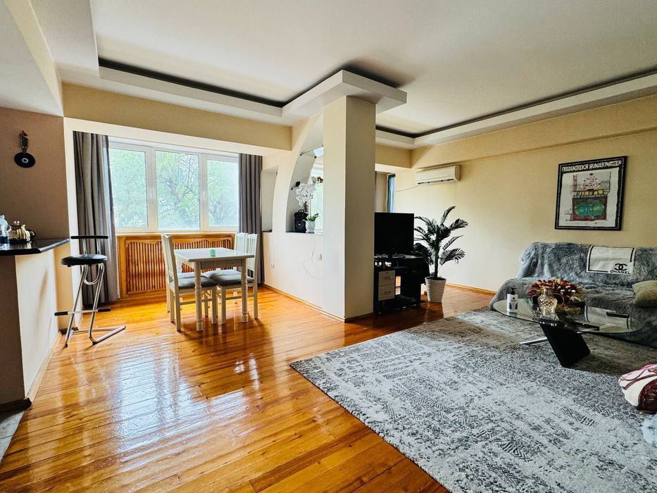 Квартира на метро Космонавт Спец план  2/2/8 общ пл 80м с обстановкой