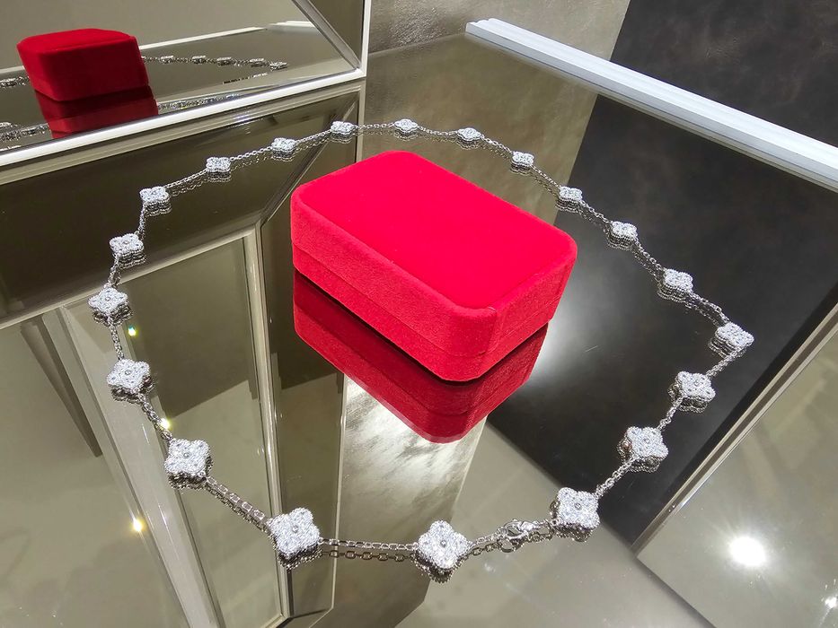 Van Cleef & Arpels VCA Silver Diamond Alhambra 20 Motifs Дамско Колие