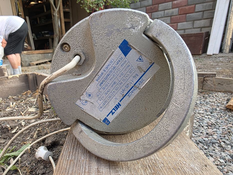 Водяной насос, откачивающий