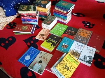 Cărți literatura și  dezvoltare personala.