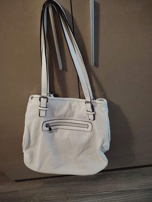 Бяла дамска чанта с перфорация.