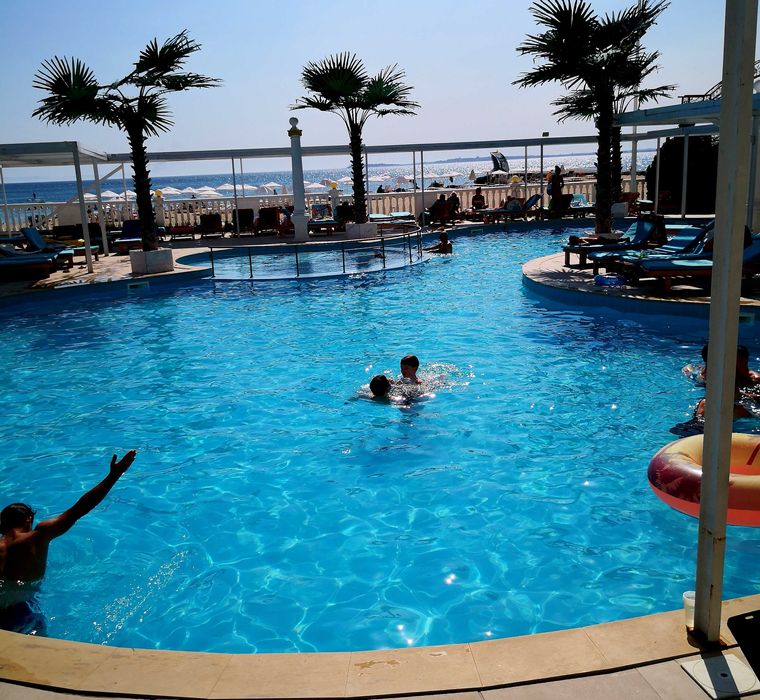 Отдавам апартамент под наем на първа линия в Елените!