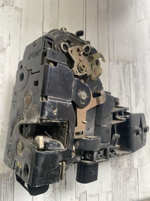 Брава за предна лява врата vw пасат б-5.5 2005г.