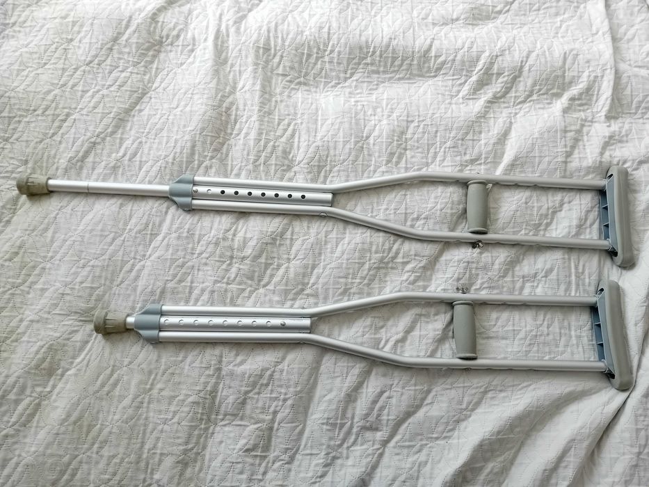 Подарявам патерици