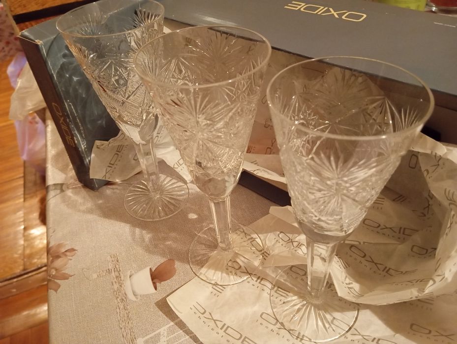 Хрустальные бокалы на ножке