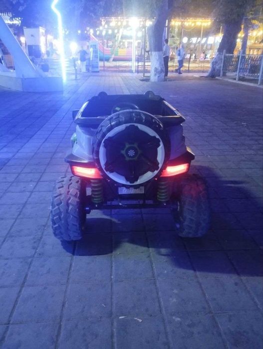 Bolalar mashinasi pult bilan boshqaruv