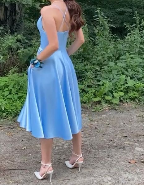 Vand rochie blue ciel, scurta, cu spatele gol in V si decolteu