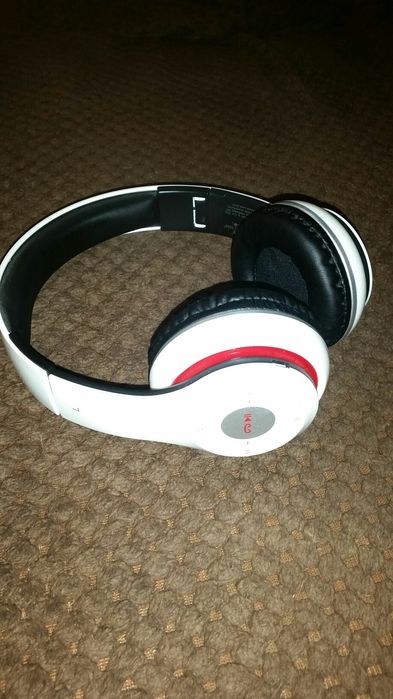 Cască  BLUETOOTH și stick impecabila