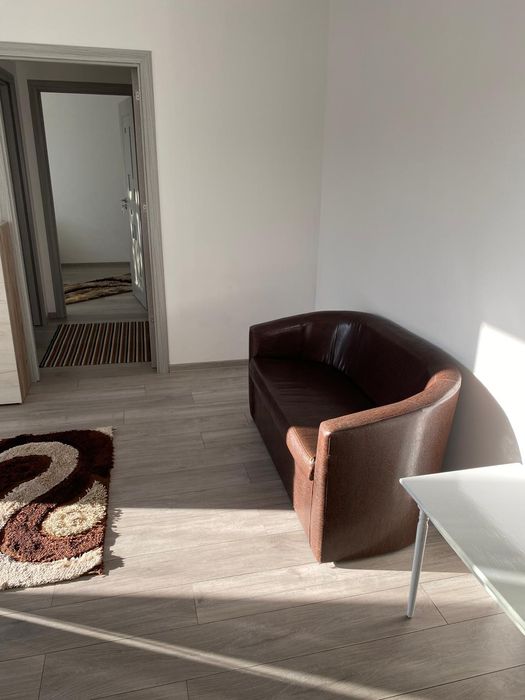 Închiriez apartament cu 2 camere