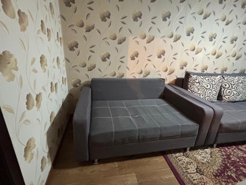 Диван тахта с подушками и ковер