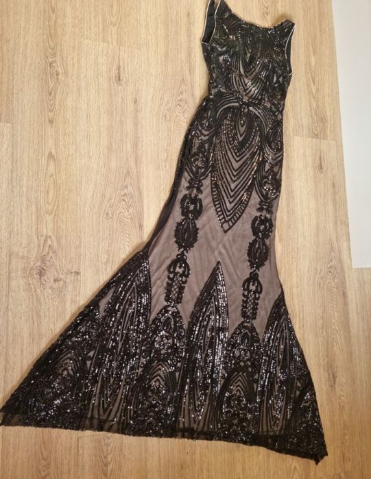 Официална бутикова дълга рокля в бежово с черна дантела и паети