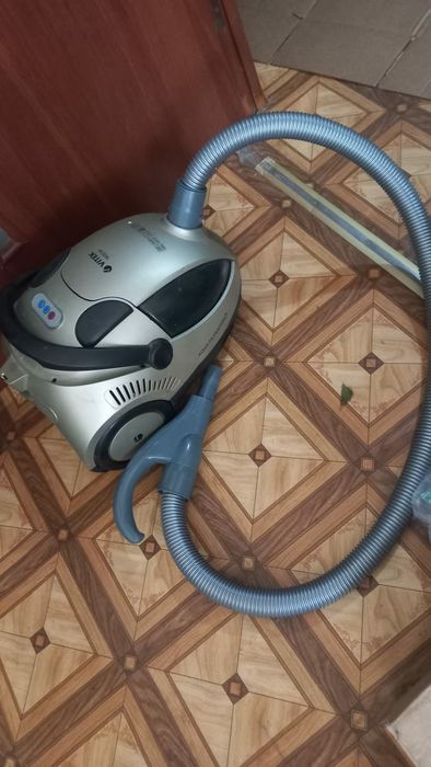 Продам Пылесос  Рабочий Тянет сильно. Насадки нету.
