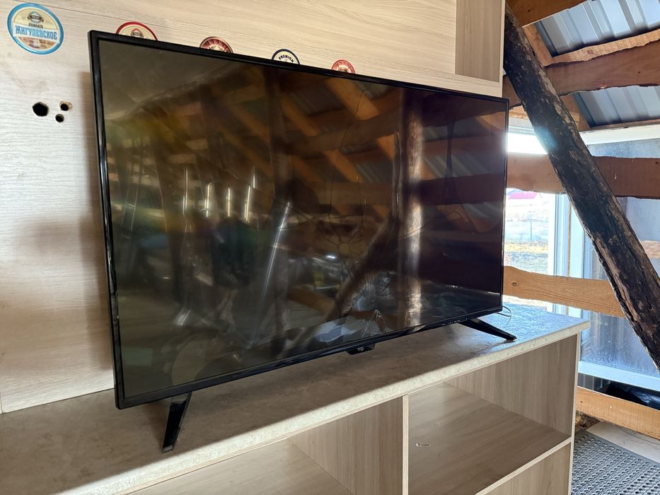 Продам жк телевизор треснутый