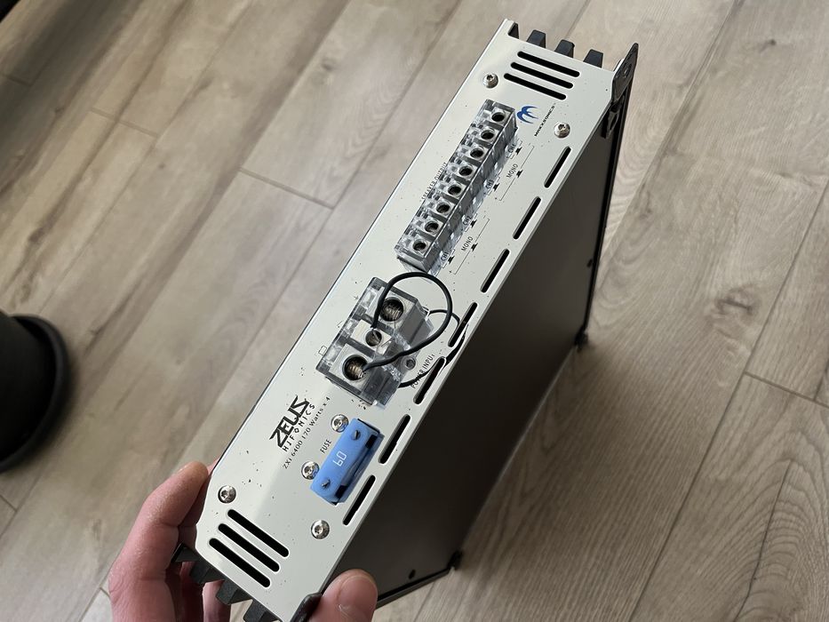 Amplificator Statie Auto Subwoofer Hifonics ZX6400