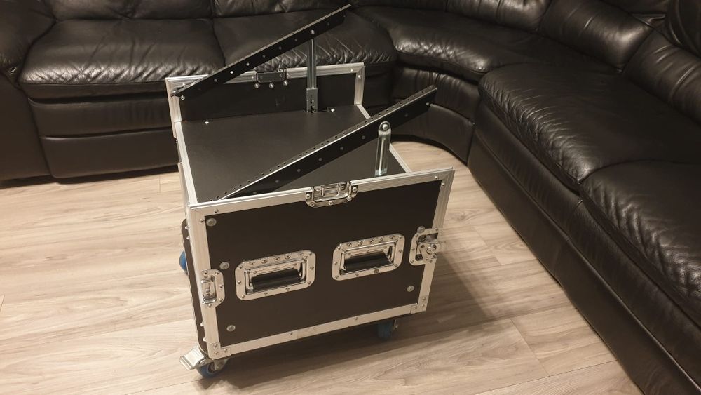 Vând rac audio...mixer...dsp...8 unități. Aproape nou...model pro cu despărțire si mecanism înclinare mixer...model deosebit...roti...dynacord
