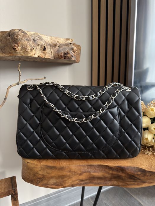 Чанта Chanel- среден размер- цвят черен и мръсно бял
