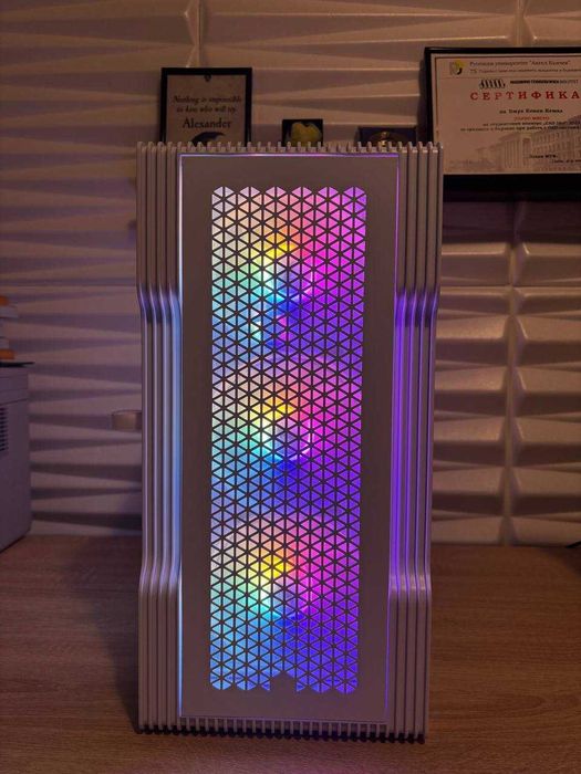 Бял геймърски компютър i5 7500/RX580 8GB/8 ram/256 ssd/500gb hdd/500W