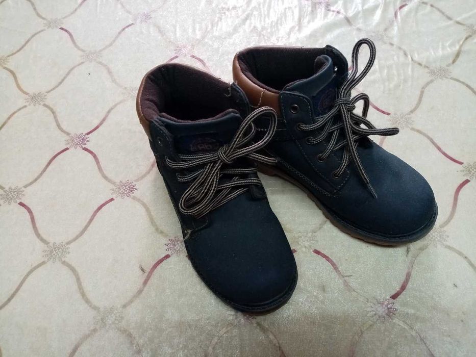 Продам дешево обувь на мальчика