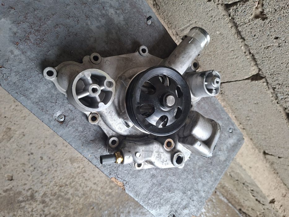 Помпа Крайслер 300с 5.7 хемми