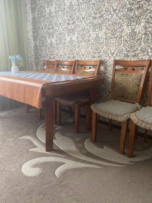 Стол и 6 стульев