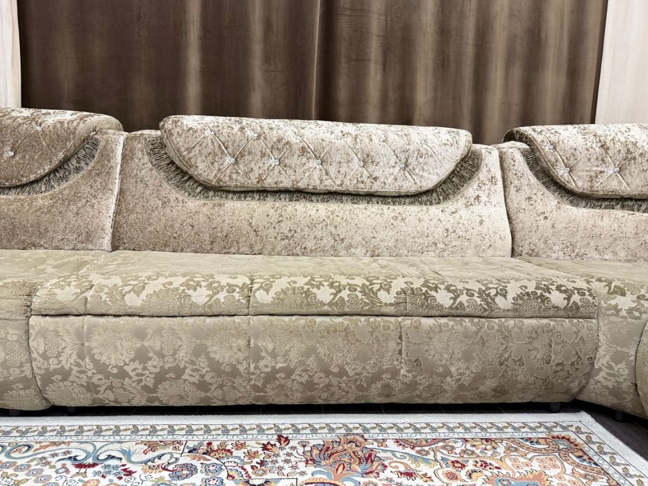 Большой семейный диван