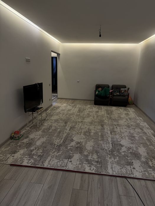 Продаётся 3 комнатная квартира напротив  тотус лаваш мархабо,кирпич