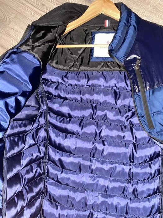 Geaca Moncler albastra